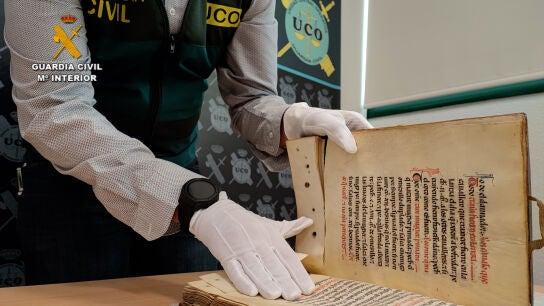 La Guardia Civil recupera el Fuero de Brihuega, un c&oacute;dex del siglo XIII desaparecido durante la Guerra Civil