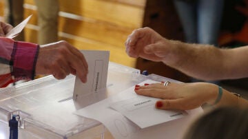 Imagen de archivo de un votante depositando su papeleta en las urnas.
