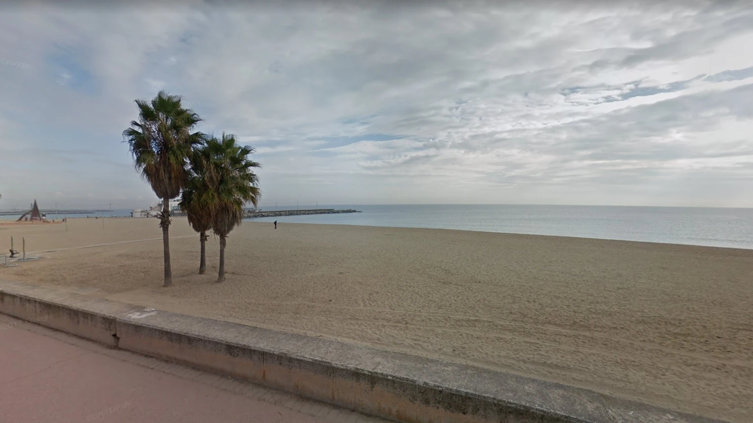 Vista del paseo marítimo y la playa de Mar Bella, en la ciudad de Barcelona.