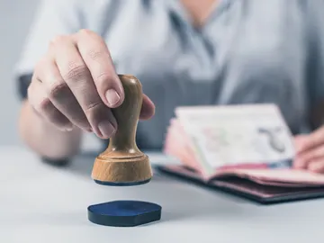 Persona verificando los papeles en el aeropuerto Persona verificando los papeles en el aeropuerto