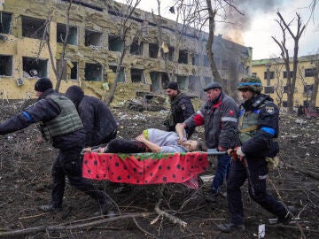Death at the maternity hospital in Mariupol, World Press Photo’s ‘Photo of the Year’