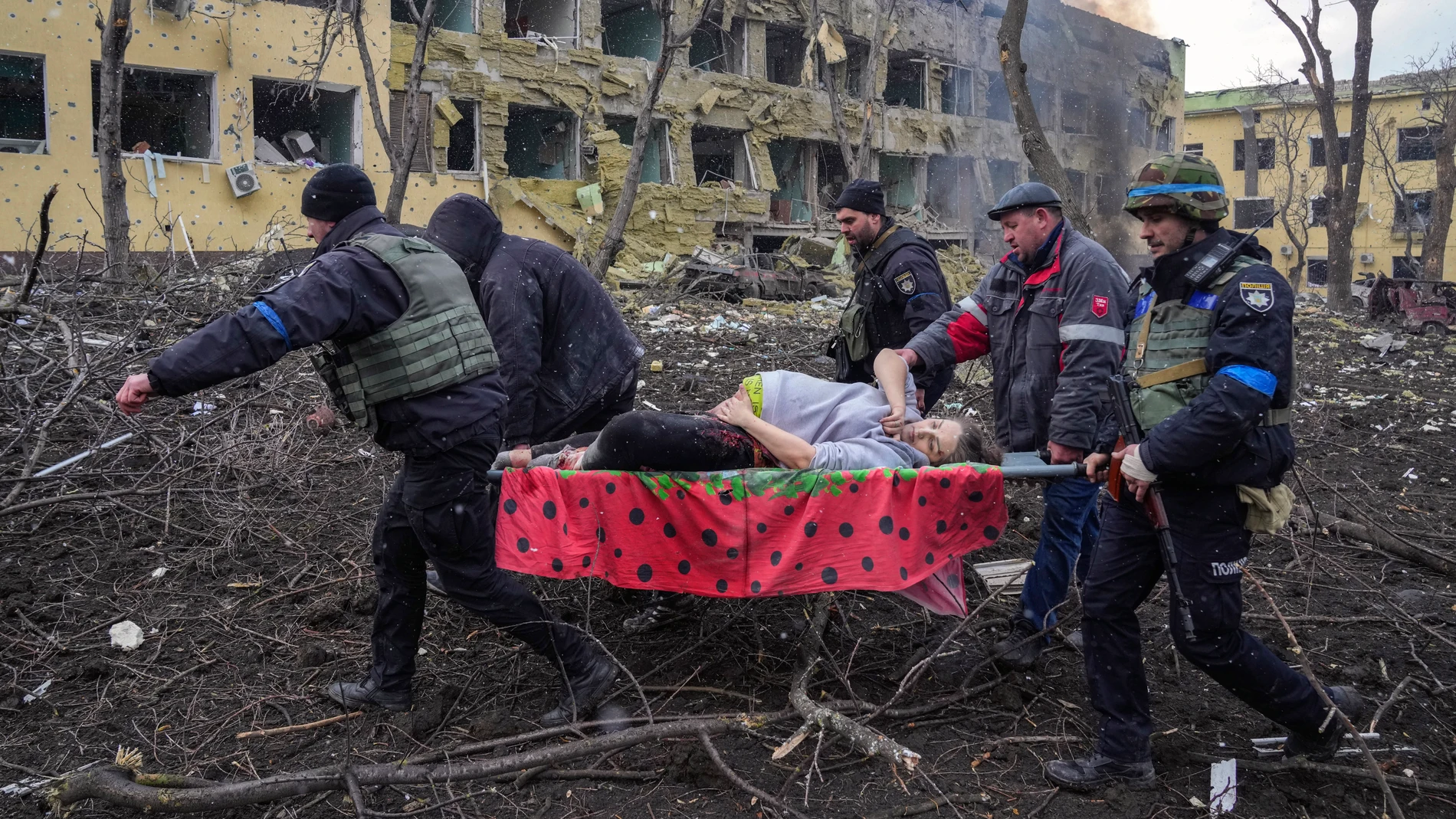 Una mujer embarazada es evacuada tras un ataque ruso en Mariúpol, Ucrania