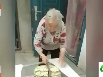 La reacción de una anciana al reducir la mesa de su casa a añicos intentando cortar una sandía 