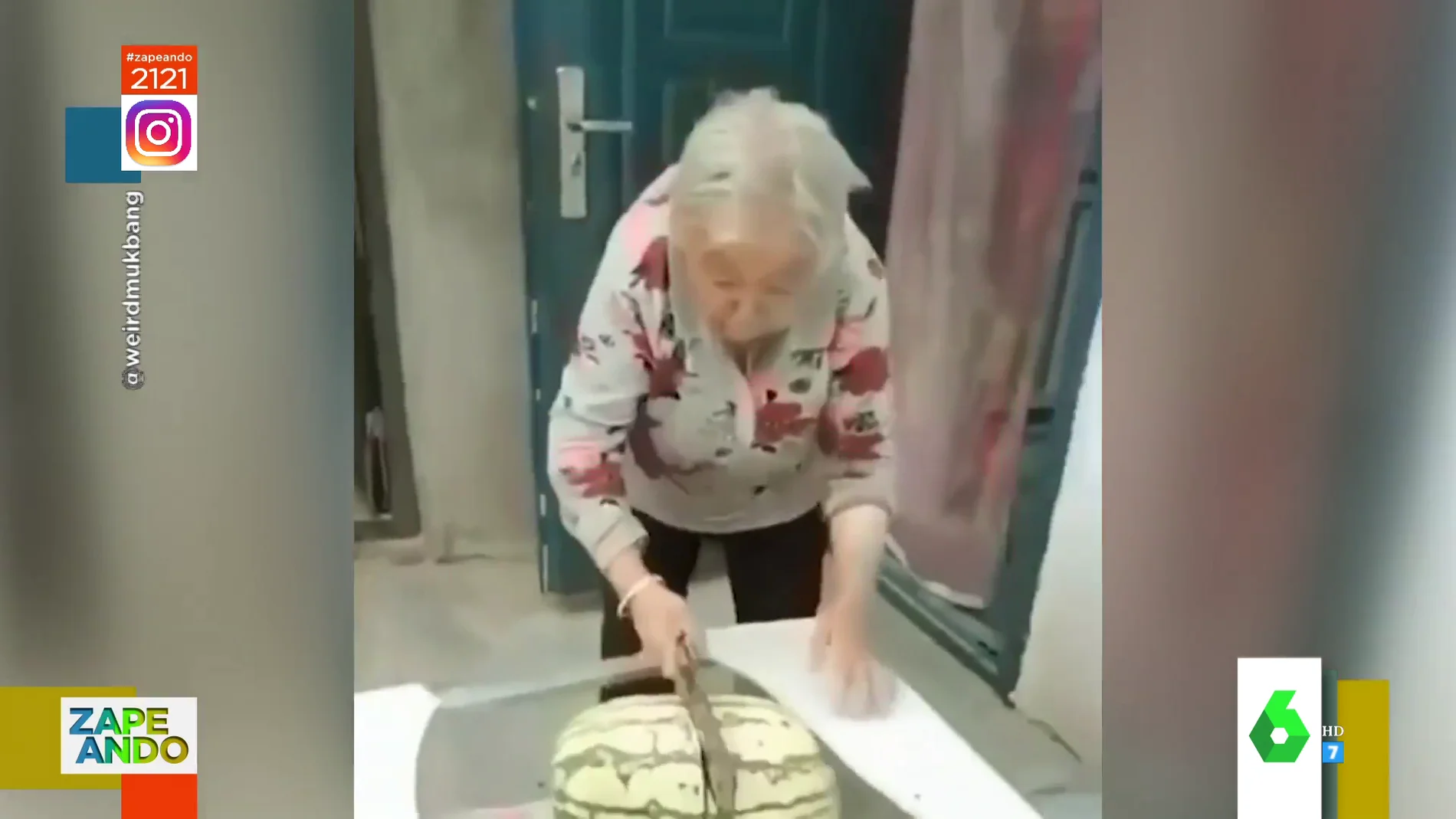 La reacción de una anciana al reducir la mesa de su casa a añicos intentando cortar una sandía 