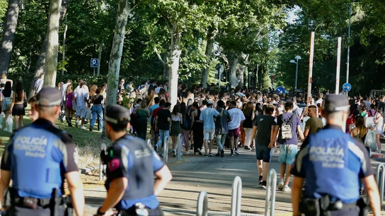 Policía controla estudiantes Policía controla estudiantes