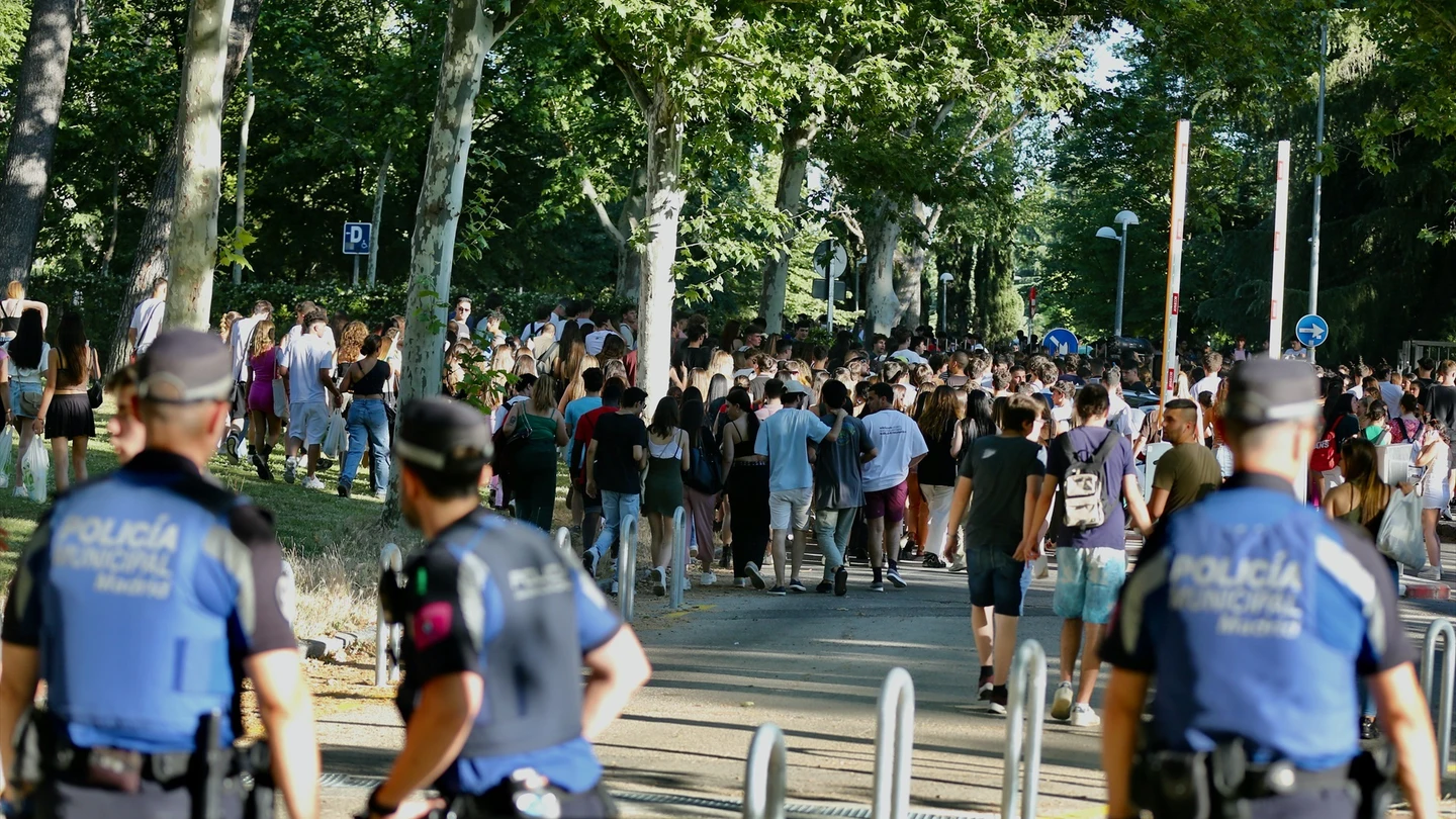 Policía controla estudiantes Policía controla estudiantes