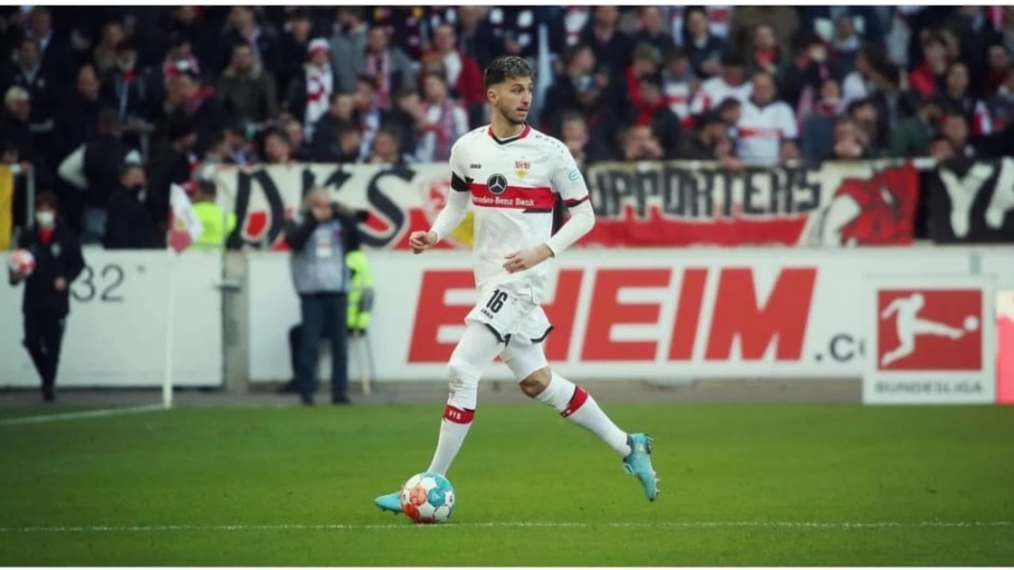 Atakan Karazor en un partido con el Stuttgart Atakan Karazor en un partido con el Stuttgart
