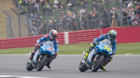 Joan Mir y Álex Rins en una carrera con Suzuki Joan Mir y Álex Rins en una carrera con Suzuki