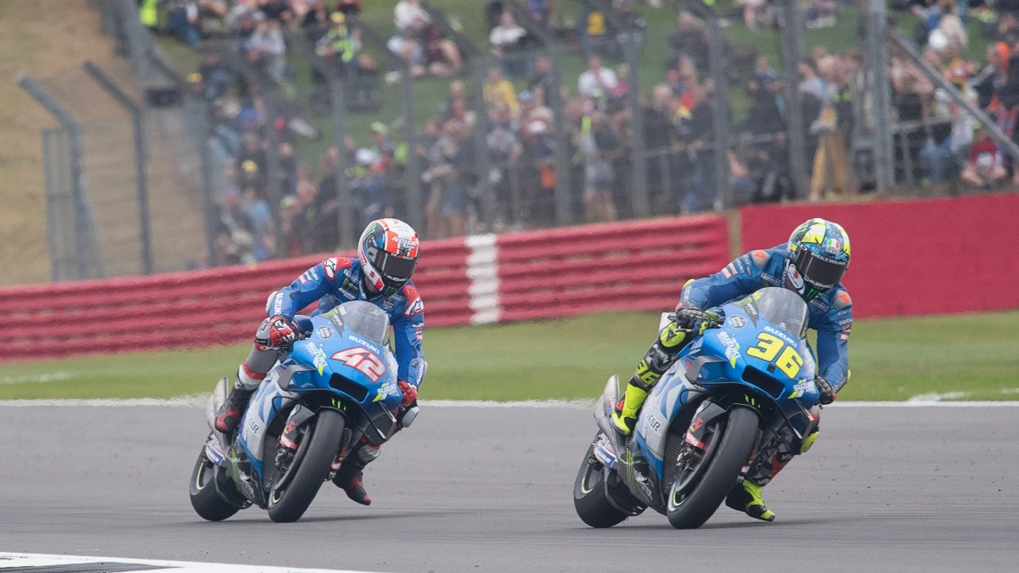 Joan Mir y Álex Rins en una carrera con Suzuki Joan Mir y Álex Rins en una carrera con Suzuki