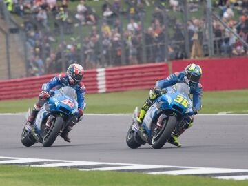 Joan Mir y &Aacute;lex Rins en una carrera con Suzuki