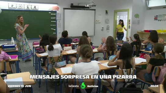Los misteriosos mensajes en la pizarra de un colegio de Sevilla que tenían en vilo a todo el centro Los misteriosos mensajes en la pizarra de un colegio de Sevilla que tenían en vilo a todo el centro