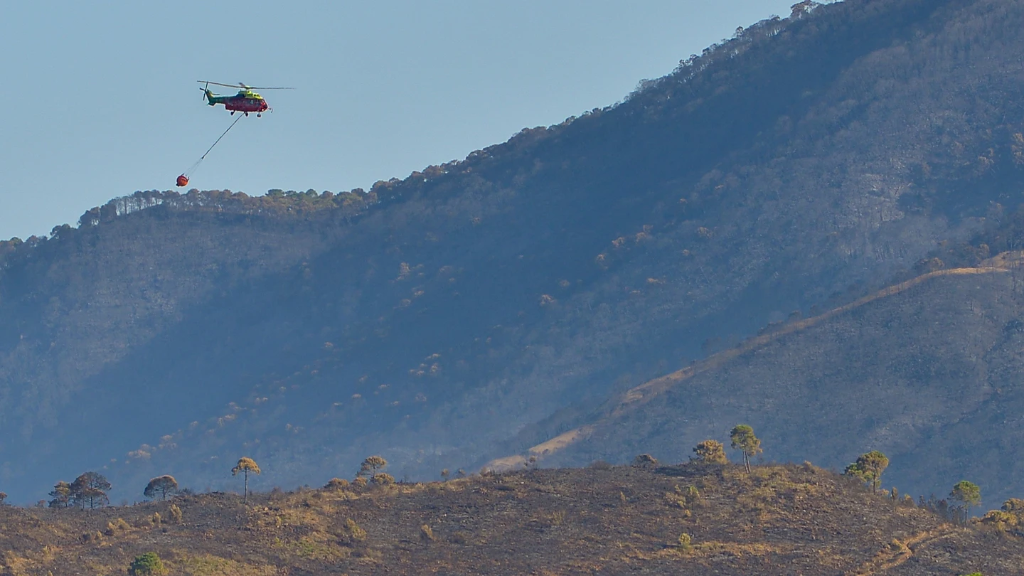 Un helicóptero sobrevuela la zona afectada por el incendio acontecido de Pujerra Un helicóptero sobrevuela la zona afectada por el incendio acontecido de Pujerra