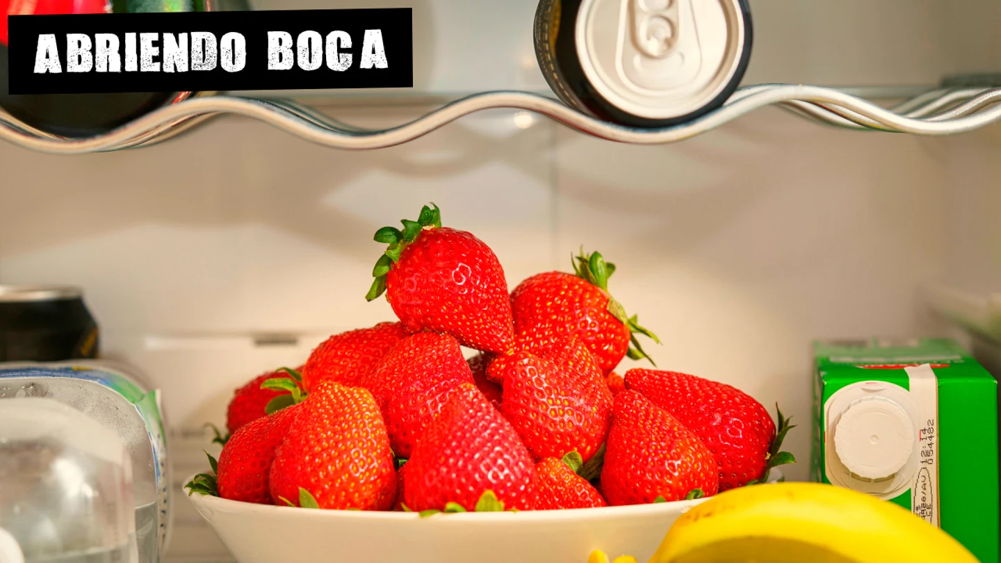 Imagen de archivo de fresas en una nevera Imagen de archivo de fresas en una nevera
