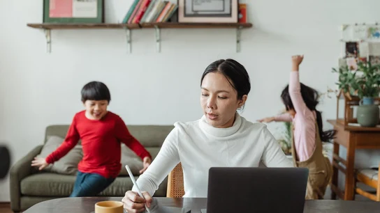 Una madre teletrabaja desde su casa mientras cuidad a la vez de sus dos hijos Una madre teletrabaja desde su casa mientras cuidad a la vez de sus dos hijos