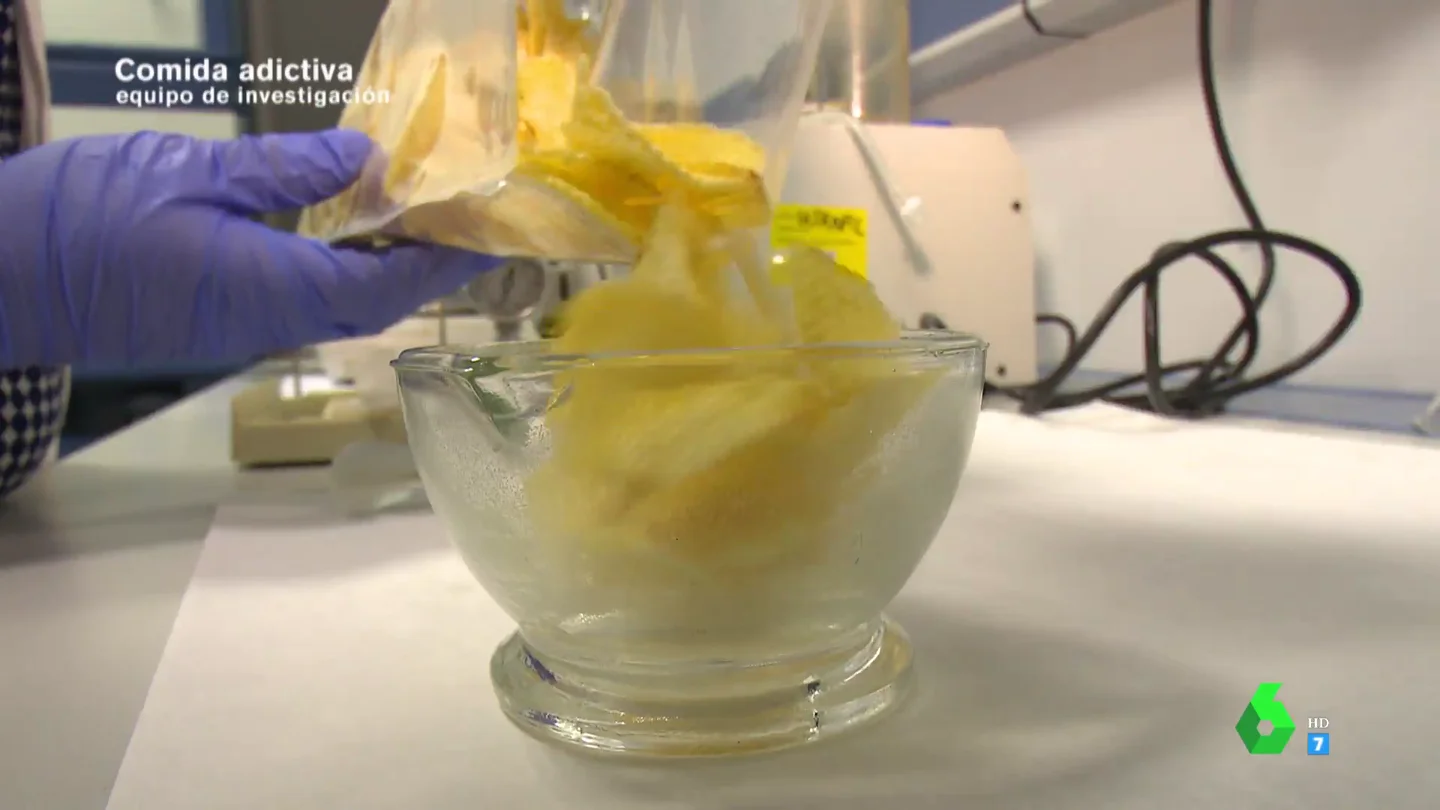 La prueba que revela la sorprendente cantidad de grasa que comemos al ingerir una bolsa de patatas fritas La prueba que revela la sorprendente cantidad de grasa que comemos al ingerir una bolsa de patatas fritas