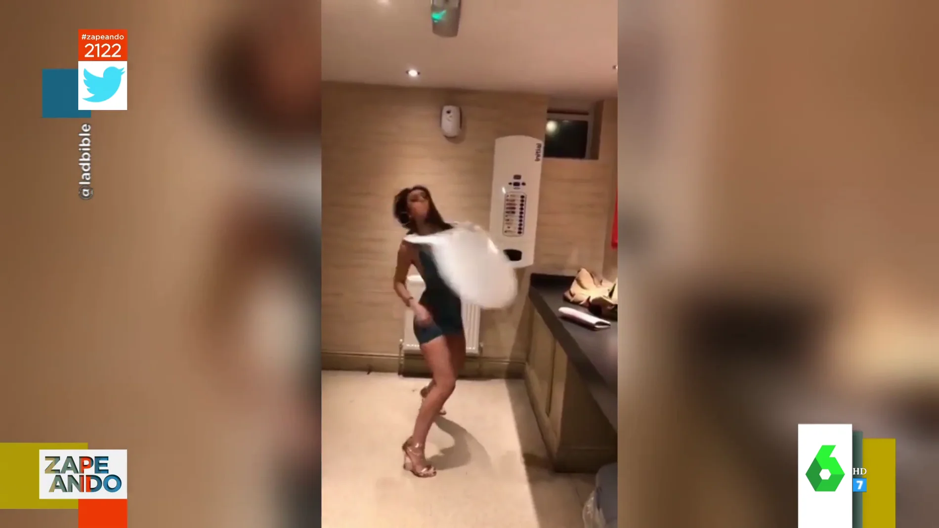 Vídeo viral de una chica que utiliza la taza del váter como hula hoop 