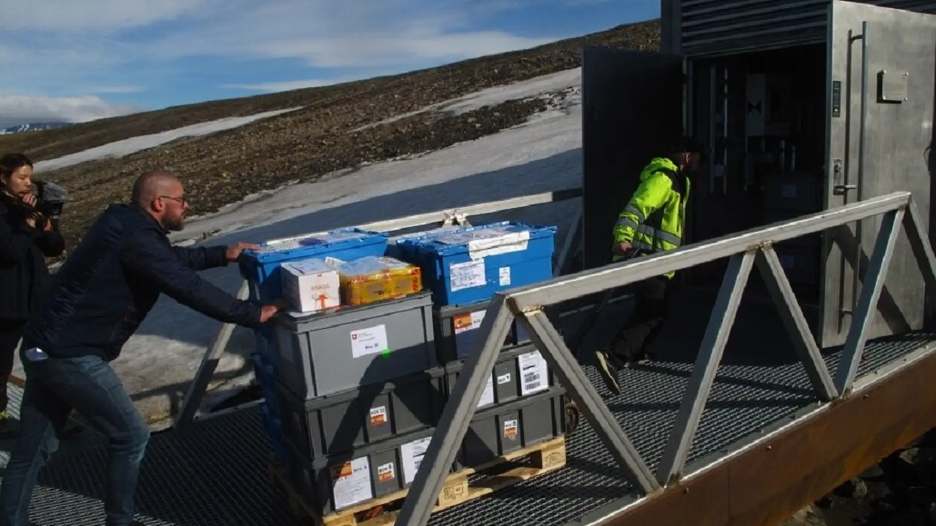 Una delegacion espanola deposita mil variedades de semillas en el Arca de Noe vegetal del Artico