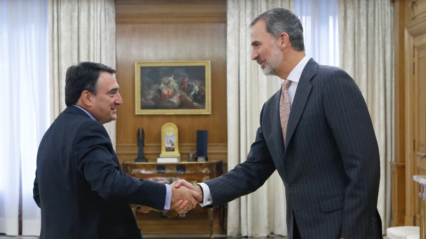 El portavoz del PNV, Aitor Esteban, junto al rey Felipe VI. El portavoz del PNV, Aitor Esteban, junto al rey Felipe VI.