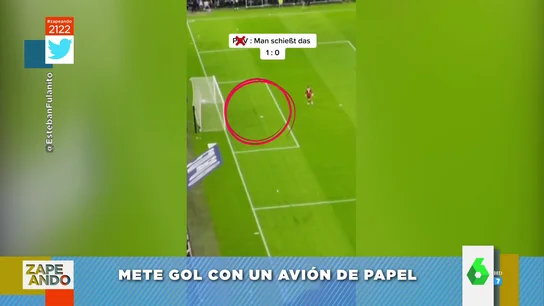 Un joven mete gol con un avión de papel en el partido de fútbol de Inglaterra contra Alemania Un joven mete gol con un avión de papel en el partido de fútbol de Inglaterra contra Alemania