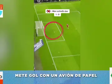 Un joven mete gol con un avión de papel en el partido de fútbol de Inglaterra contra Alemania