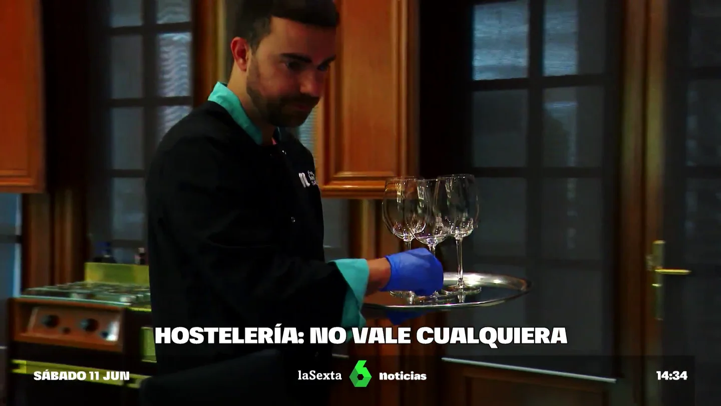 Imagen de un camarero durante un servicio Imagen de un camarero durante un servicio