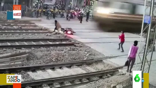 Un motorista casi pierde la vida al cruzar por un paso a nivel Un motorista casi pierde la vida al cruzar por un paso a nivel