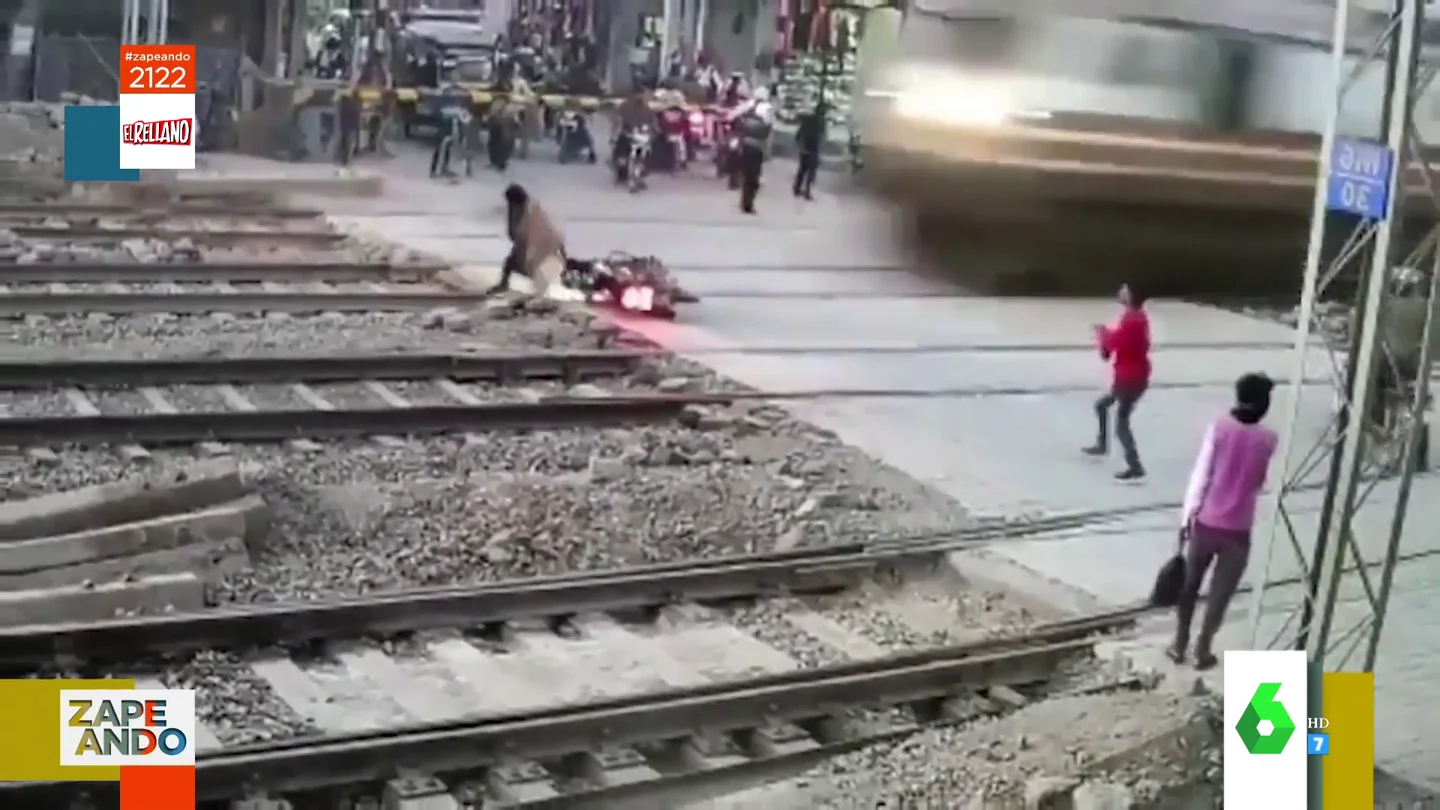 Un motorista casi pierde la vida al cruzar por un paso a nivel Un motorista casi pierde la vida al cruzar por un paso a nivel