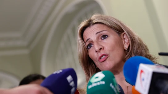 La ministra de Trabajo, Yolanda Díaz, atiende a los medios durante un desayuno informativo protagonizado por el ministro de Inclusión, Seguridad Social y Migraciones, José Luis Escrivá La ministra de Trabajo, Yolanda Díaz, atiende a los medios durante un desayuno informativo protagonizado por el ministro de Inclusión, Seguridad Social y Migraciones, José Luis Escrivá