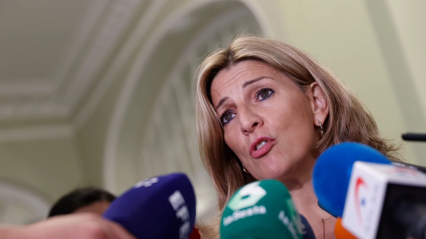 La ministra de Trabajo, Yolanda Díaz, atiende a los medios durante un desayuno informativo protagonizado por el ministro de Inclusión, Seguridad Social y Migraciones, José Luis Escrivá La ministra de Trabajo, Yolanda Díaz, atiende a los medios durante un desayuno informativo protagonizado por el ministro de Inclusión, Seguridad Social y Migraciones, José Luis Escrivá