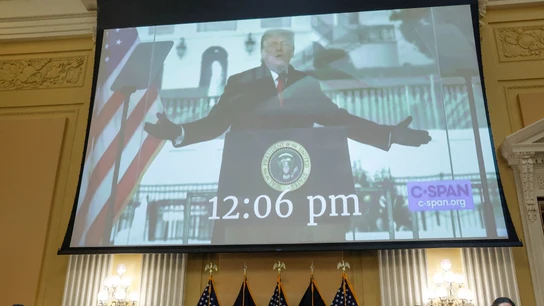 Una imagen de Donald Trump es mostrada durante el comité que investiga el asalto al Capitolio Una imagen de Donald Trump es mostrada durante el comité que investiga el asalto al Capitolio