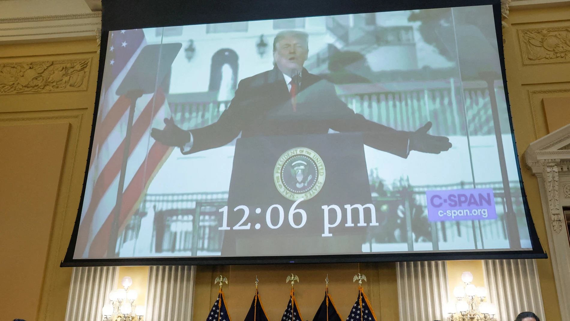 Una imagen de Donald Trump es mostrada durante el comité que investiga el asalto al Capitolio