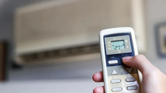 Imagen de archivo de una persona que enciende el aire acondicionado. La temperatura a la que debes poner el aire acondicionado para ahorrar más dinero en la factura de la luz