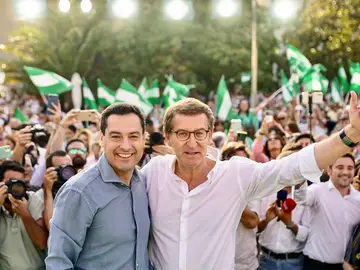 El líder del Partido Popular, Alberto Núnez Feijóo, y el candidato popular a la presidencia de la Junta de Andalucía, Juan Manuel Moreno.