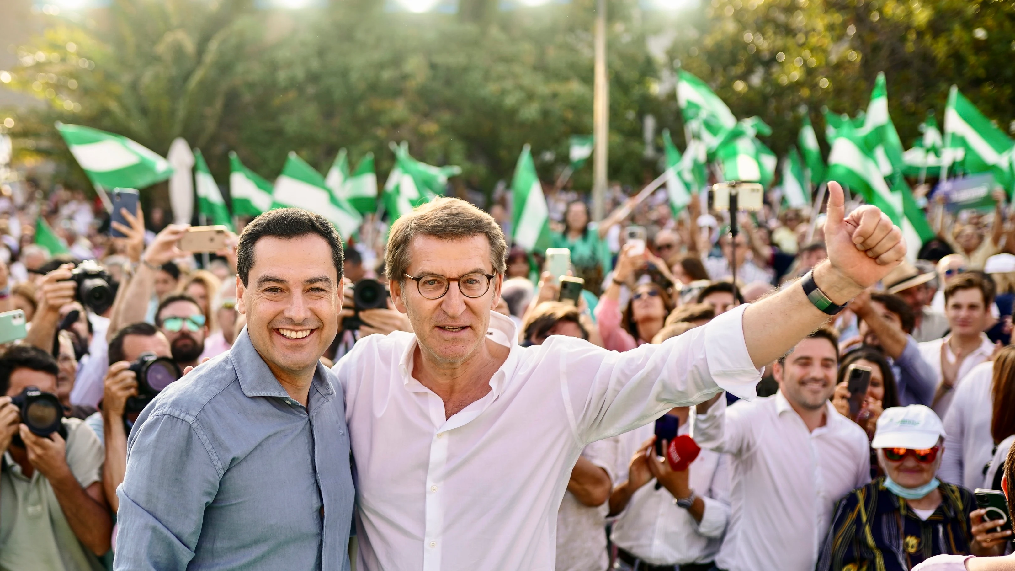 El líder del Partido Popular, Alberto Núnez Feijóo, y el candidato popular a la presidencia de la Junta de Andalucía, Juan Manuel Moreno.
