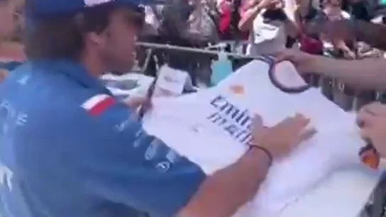 El gesto más madridista de Fernando Alonso: firmó y besó una camiseta del Real Madrid antes del GP de Azerbaiyán El gesto más madridista de Fernando Alonso: firmó y besó una camiseta del Real Madrid antes del GP de Azerbaiyán