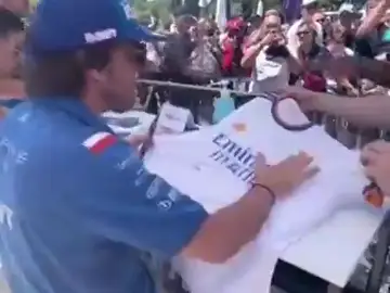 El gesto más madridista de Fernando Alonso: firmó y besó una camiseta del Real Madrid antes del GP de Azerbaiyán