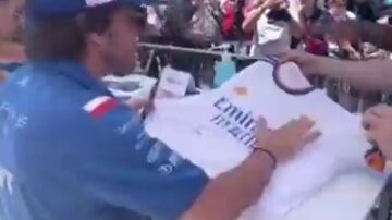 El gesto más madridista de Fernando Alonso: firmó y besó una camiseta del Real Madrid antes del GP de Azerbaiyán