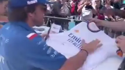 El gesto más madridista de Fernando Alonso: firmó y besó una camiseta del Real Madrid antes del GP de Azerbaiyán