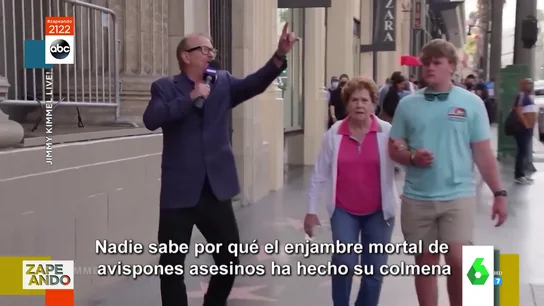 El divertido troleo de un "falso reportero" a un grupo de transeúntes El divertido troleo de un "falso reportero" a un grupo de transeúntes
