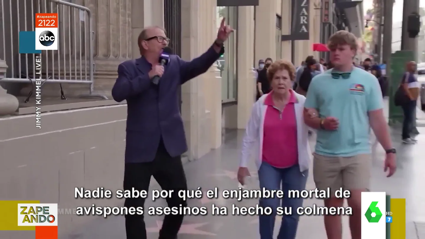 El divertido troleo de un "falso reportero" a un grupo de transeúntes El divertido troleo de un "falso reportero" a un grupo de transeúntes
