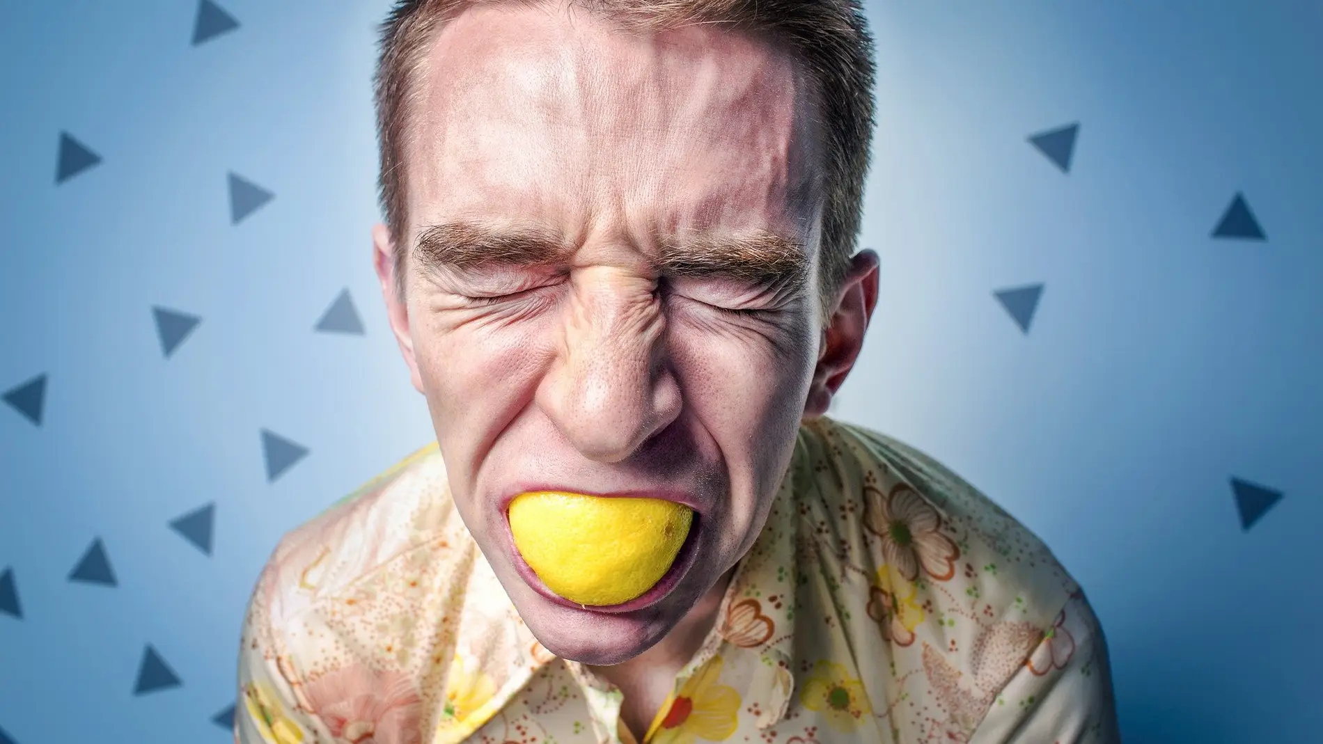 Hombre comiendo limón