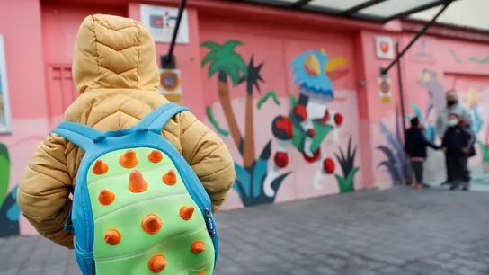 Imagen de archivo de un niño ante un colegio Imagen de archivo de un niño ante un colegio