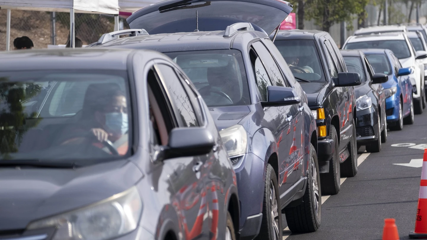 Los coches sufren un calentamiento excesivo al sol durante el verano Los coches sufren un calentamiento excesivo al sol durante el verano