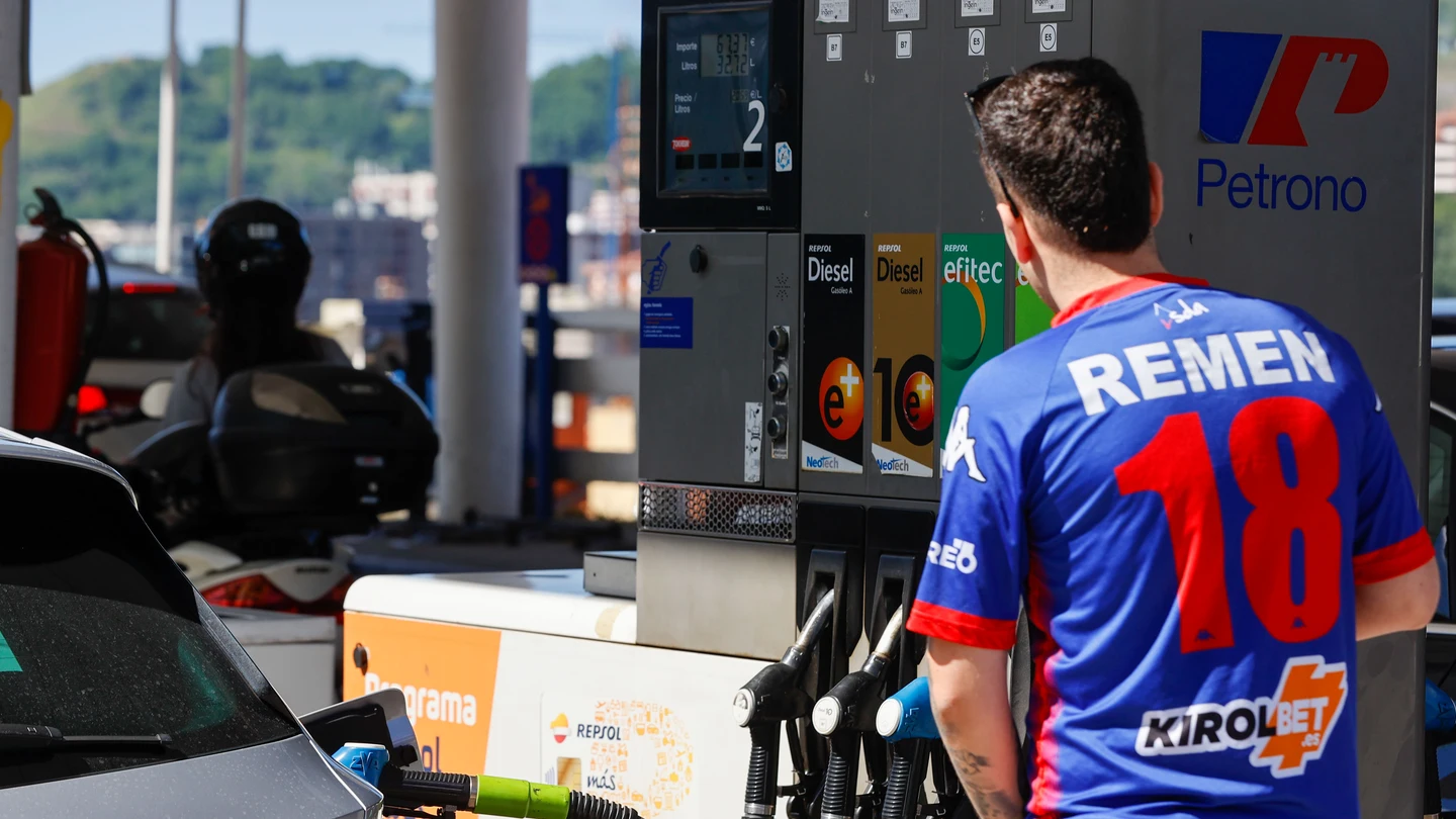 Una persona repone combustible a su coche Una persona repone combustible a su coche