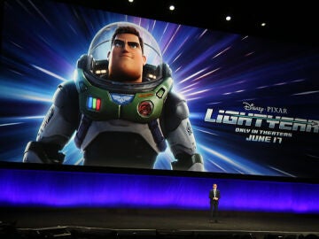 Prohíben el estreno de "Lightyear" en 14 países por la aparición de una pareja lésbica