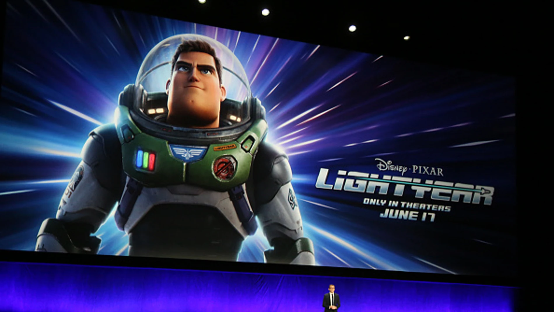 Prohíben el estreno de &quot;Lightyear&quot; en 14 países por la aparición de una pareja lésbica