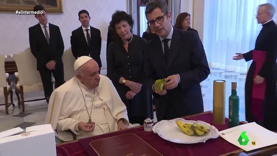 Dani Mateo descubre los extraños obsequios de Félix Bolaños al papa en su visita al Vaticano Dani Mateo descubre los extraños obsequios de Félix Bolaños al papa en su visita al Vaticano