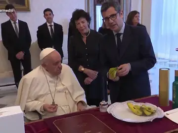 Dani Mateo descubre los extraños obsequios de Félix Bolaños al papa en su visita al Vaticano 