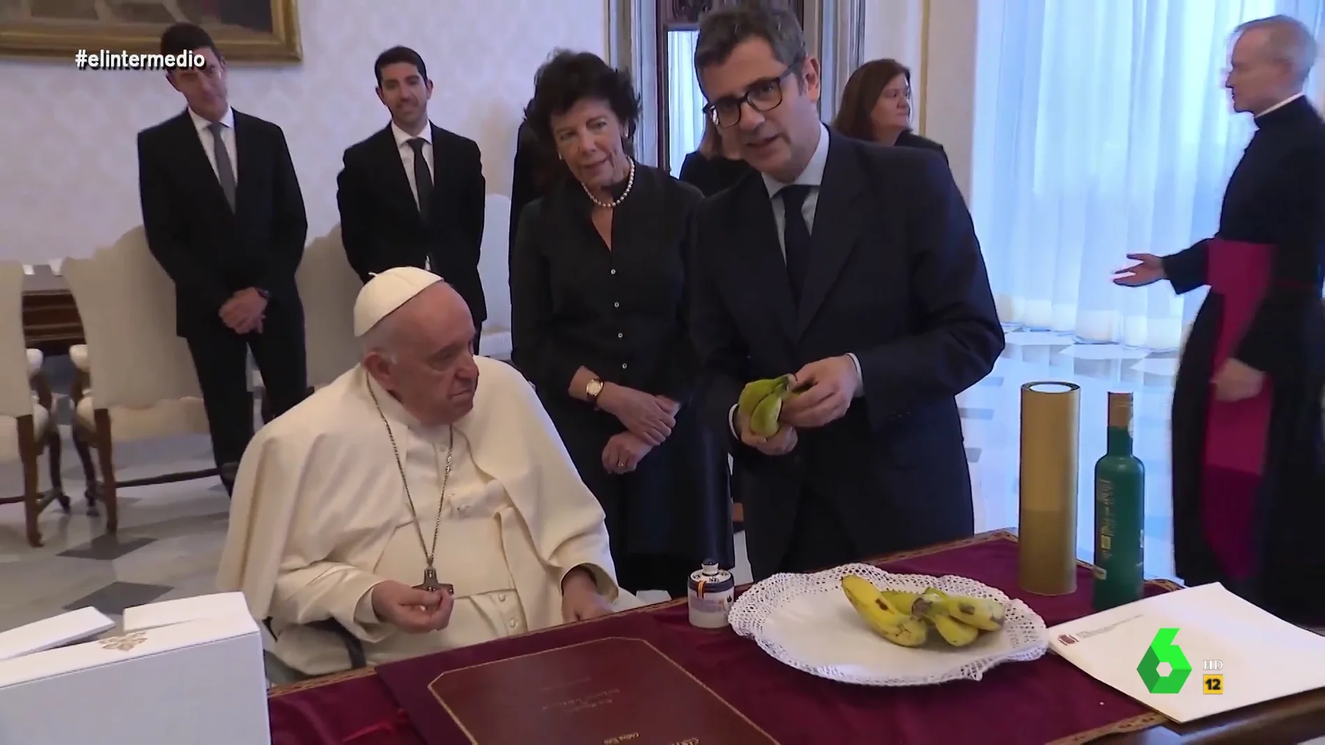 Dani Mateo descubre los extraños obsequios de Félix Bolaños al papa en su visita al Vaticano 