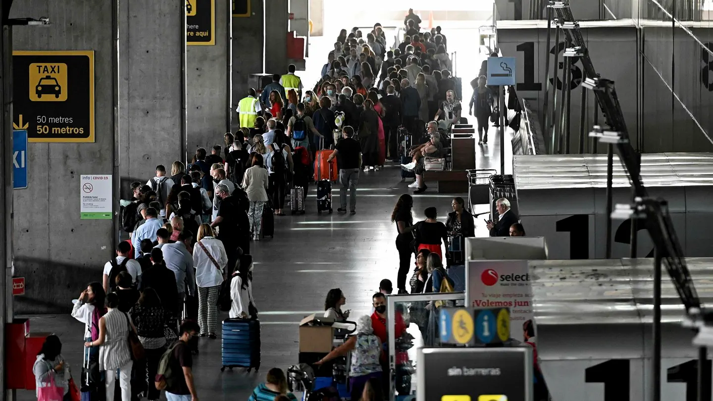 Decenas de personas hacen cola para facturar el equipaje en el Aeropuerto de Barajas de Madrid Se complica la operación salida: Ryanair y AVE ponen en jaque el inicio de las vacaciones
